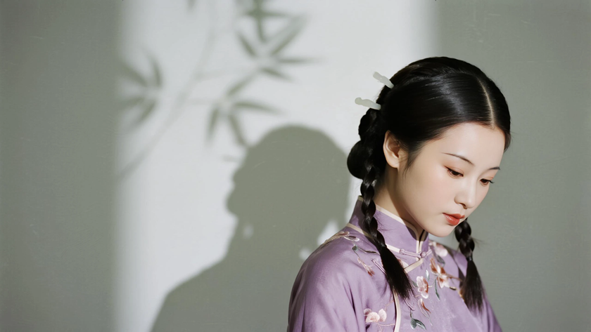 AI国风古风模特穿搭藕紫绣花古风旗袍柔媚少女纯色背景,电脑壁纸