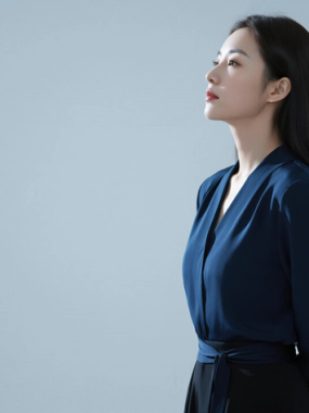 AI都市白领电脑桌面壁纸 | 藏蓝衬衫沉稳得体女生8K超高清无水印套图