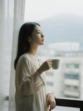 清新治愈高清图集 | 女生晨雾阳台柔和套图
