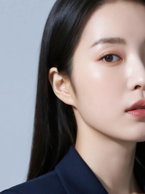 AI模特气质电脑桌面壁纸 | 藏青西装沉稳干练女生8K超高清无水印图集